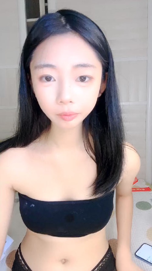 清纯粉嫩少萝【小月儿】齐聚男人的天堂多人混战淫乱大力猛操1