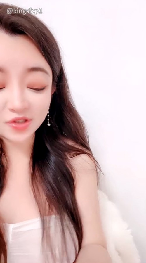 极品高颜值完美身材 奶大穴嫩翘臀 大黑牛水晶棒双用 玩出高潮 呻吟连连 逼逼很嫩很干净2