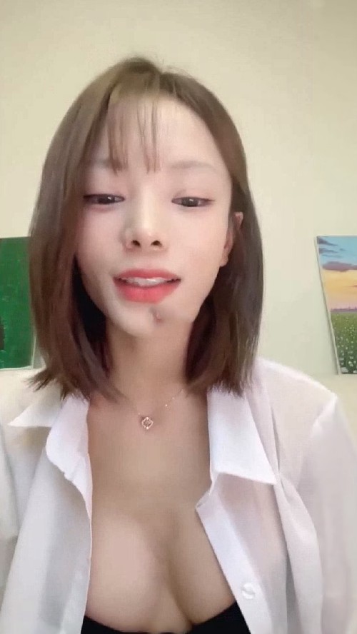 小模特业余兼职，【彩色的小熊宝宝】，细腰大奶，刚剃毛不久，颜值高明星脸3