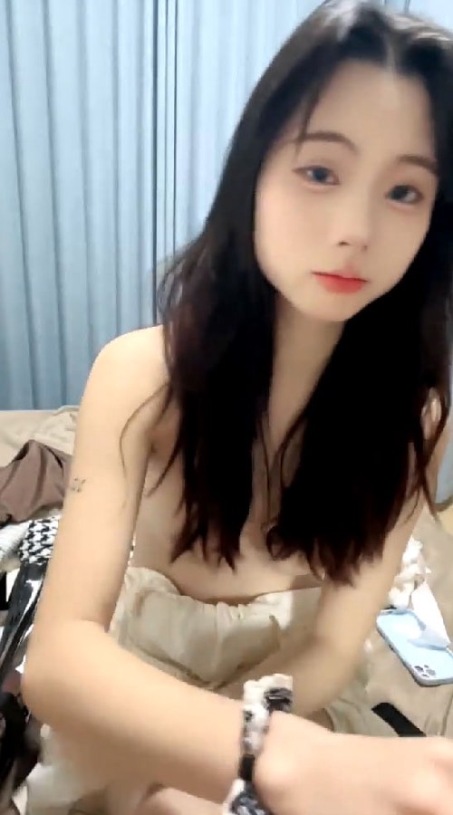 新人大学生被忽悠到卧室~【思思】被一群渣男轮流干