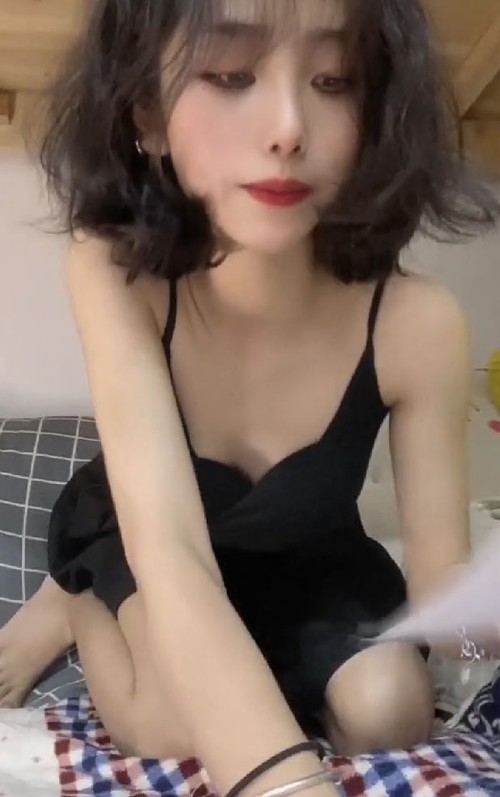 洋气大学生【茶茶】宿舍脱光露脸自慰，小母狗属性拉满了 1