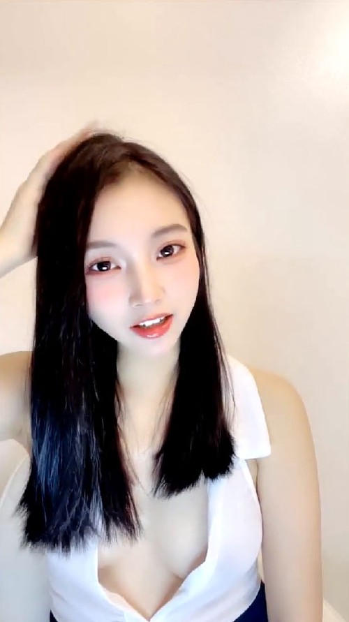 日盼夜盼清纯女神【一只张包包】终于下海了，汉服脸穴同框道具自慰，好销魂2