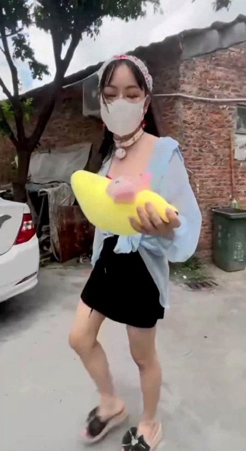 重磅回归开局就王炸，顶级露出【TonyJ和贝贝】城中村台球厅人前极限露出2