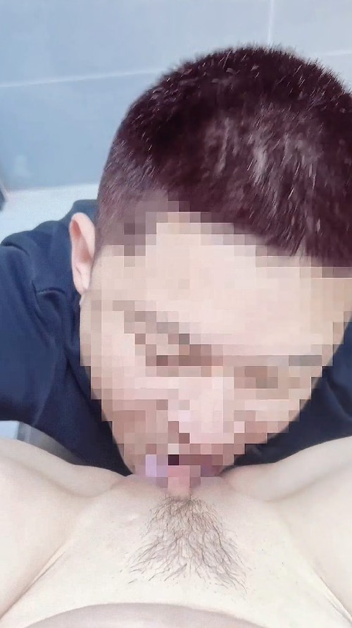 老公的舌头狂舔我湿透的骚逼阴环铃铛响得像炸雷震得我半躺在床上抖如筛糠淫水喷了他一脸