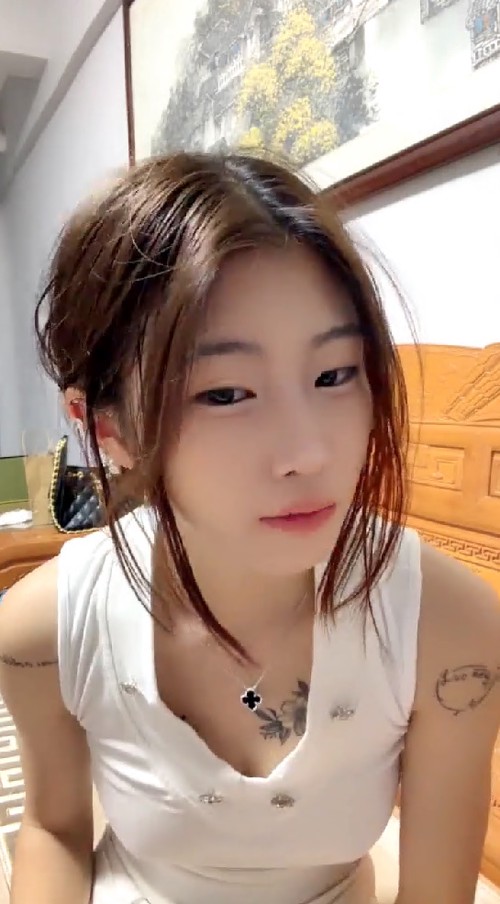 阿黑颜小母狗，舞蹈女学生【06年美少女】道具狂插自慰，首次啪啪1