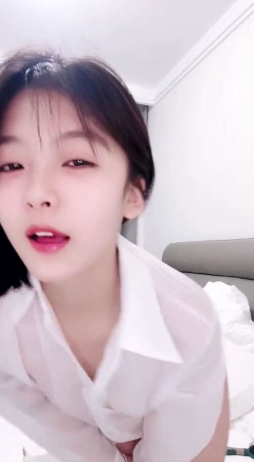 超清纯校花嫩妹『源源baby』高挑身材超高颜值，清纯淫靡并存，轻轻一操就喷水 清纯面庞超反差1