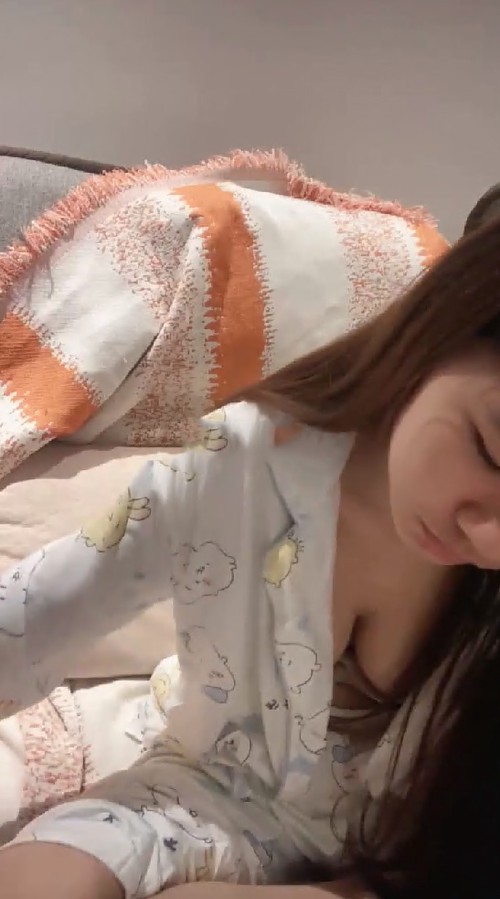 新人，学生妹好纯好漂亮，【时年亦昭昭】奶子好大，素颜小美女，标准的细枝挂硕果1