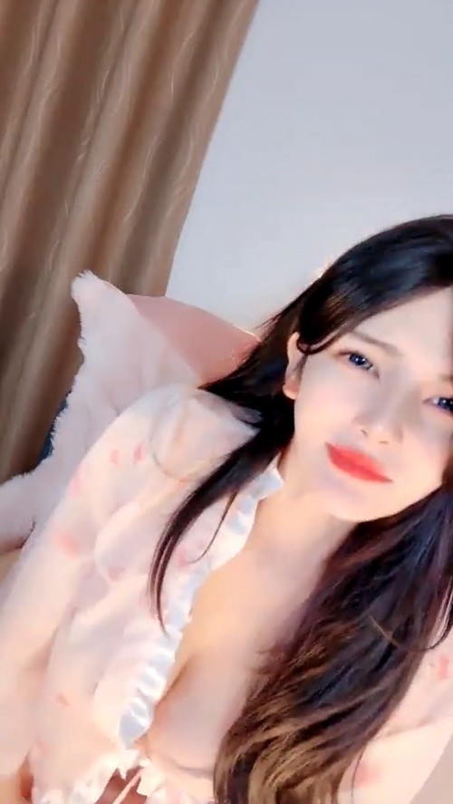 】新人女神明星级别 全身雪白肌肤 真正的巨乳翘臀 逼毛性感粉嫩小穴 蛋蛋自慰流淫水1