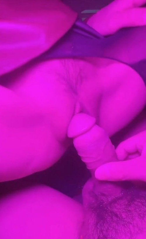 姐夫开着氛围灯与小姨子偷情 姐姐还在房间睡觉 两人从沙发操到桌子上 浓精射满骚穴！