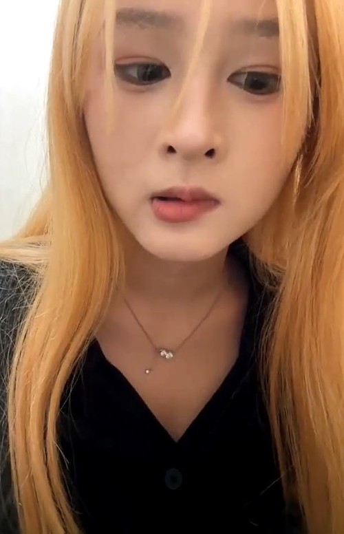 颜值主播【yuki_june】新人超高颜值黄发大眼睛美女、完美身材、户外商场真实漏出喷水