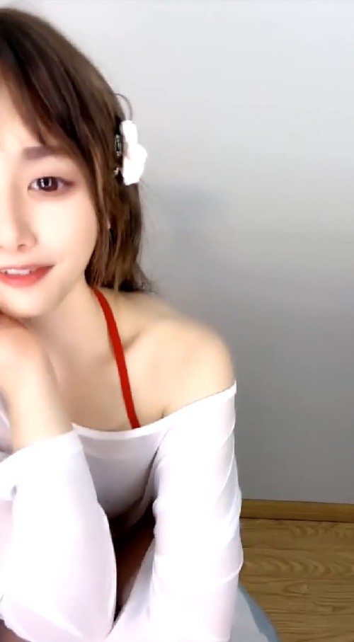 清纯古韵风，高颜值美人儿【玥玥】下海福利，饱满干净鲍鱼，看女神卖骚太爽2