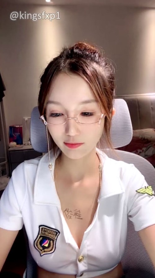 舞姬【熙酱】最美舞姬裸嗨抖音热舞 全素颜浴缸洗浴 好顶 美到炸裂 道具喷水 尺度大开2